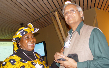 Social entrepreneurs Chief Fidela Ebuk of WHEDA and Bunker Roy of Barefoot College(©JE)