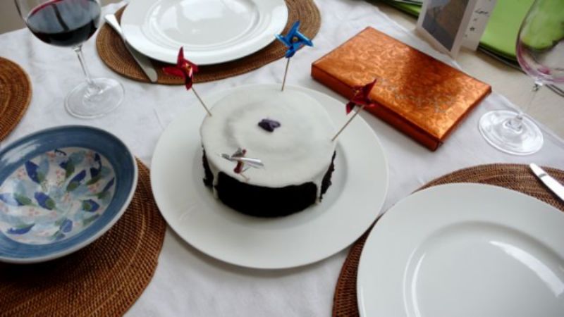 Violet molasses cake