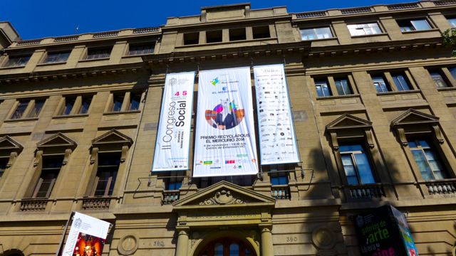 Recylápolis banners on the front of the building